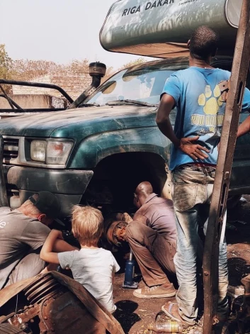 Vietējā auto servisā Senegālā.