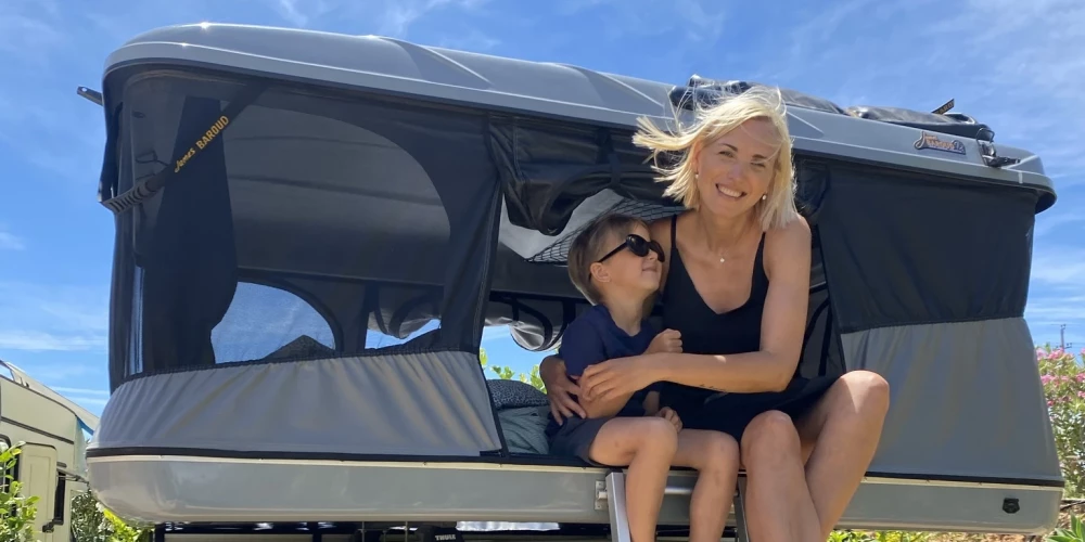 Ar Kasparu, junioru, jumta teltī Portugālē, ceļojot uz jumta jau otro mēnesi, pagājušajā pavasarī.