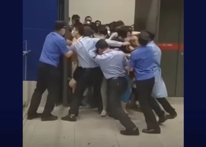 ВИДЕО: посетители IKEA оказались в ловушке из-за внезапного Covid-карантина