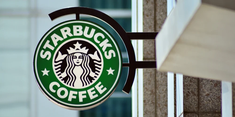 Вместо русалки - девушка в кокошнике: стало известно новое название сети Starbucks в России