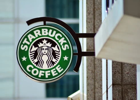 Вместо русалки - девушка в кокошнике: стало известно новое название сети Starbucks в России