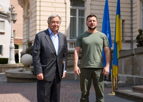 Ukrainas prezidents Volodimirs Zelenskis un ANO ģenerālsekretārs Antoniu Gutērešs pozē fotogrāfam pirms tikšanās Ļvivā, Ukrainā 2022. gada 18. augustā.