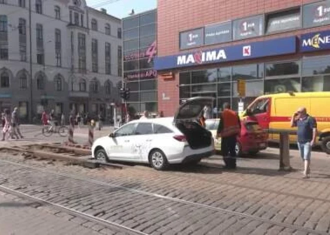 Инцидент около Детского мира: машина потеряла управление и въехала в ремонтную яму