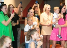 Lieli un mazi Ričija Rū atbalstītāji apmeklē koncertuzvedumu visai ģimenei.