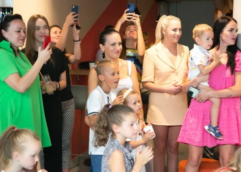 Lieli un mazi Ričija Rū atbalstītāji apmeklē koncertuzvedumu visai ģimenei.