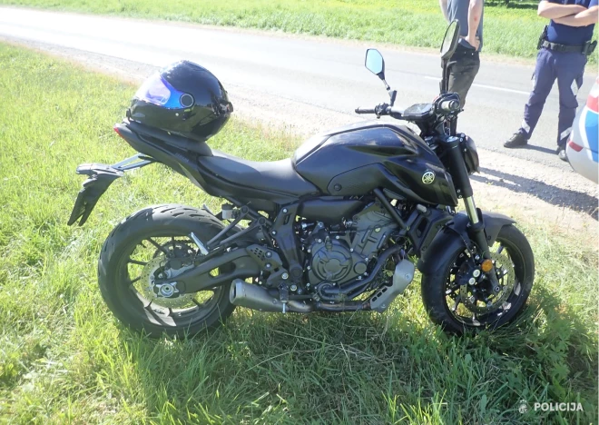 Pa Liepājas šoseju kāds motociklists traucās ar 187 kilometru stundā lielu ātrumu līdz iebrauca pļavā, kur viņu noķēra policisti (attēlā - ātrumpārkāpēja motocikls).