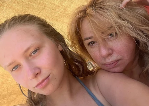 Апина опубликовала фото с 20-летней дочерью от суррогатной матери