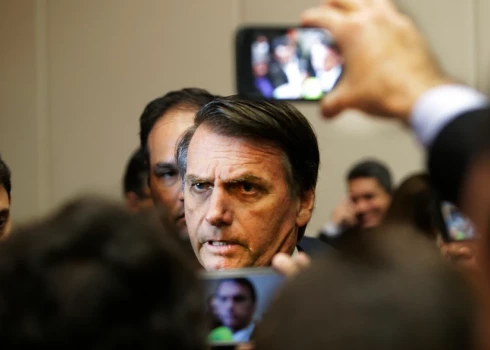 ВИДЕО: президент Бразилии устроил потасовку с блогером