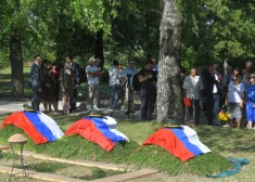 Uzmanību īpaši pievērsa pārapbedīšanas ceremonijā izmantotie košie Krievijas Federācijas karogi, kā arī atklāti redzamā PSRS un PSRS bruņoto spēku simbolika, kurai faktiski notikumā bija centrālā loma.