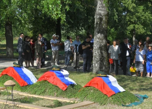 Uzmanību īpaši pievērsa pārapbedīšanas ceremonijā izmantotie košie Krievijas Federācijas karogi, kā arī atklāti redzamā PSRS un PSRS bruņoto spēku simbolika, kurai faktiski notikumā bija centrālā loma.