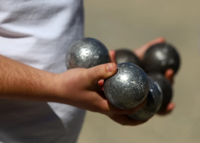 Kas ir petanks, un kā to spēlēt? "Deviņvīri" izmēģina ko vecu un jaunu