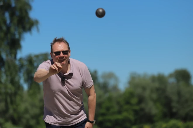 "Deviņvīri" spēlē petanku.