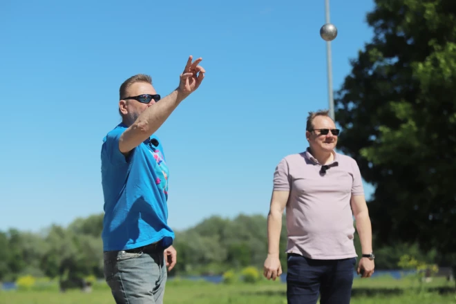 "Deviņvīri" spēlē petanku.