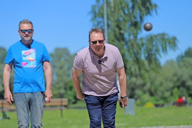 "Deviņvīri" spēlē petanku.