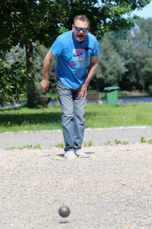 "Deviņvīri" spēlē petanku.