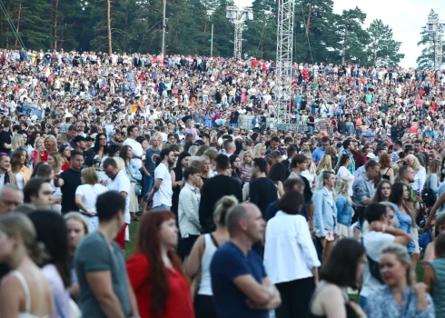 FOTO: tūkstošiem grupas "Prāta vētra" fanu dodas baudīt koncertu Mežaparkā
