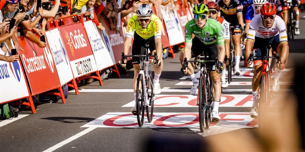 Īru sprinteris Sems Benets svētdien svinēja uzvaru daudzdienu velobrauciena "Vuelta a Espana" trešajā posmā.