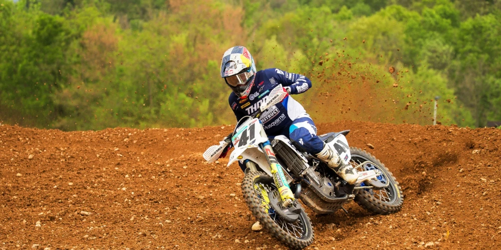 atvijas motosportists Pauls Jonass svētdien pasaules čempionāta 17.posmu - Piejūras Šarantas "Grand Prix" - prestižākajā MXGP klasē noslēdza astotajā vietā.