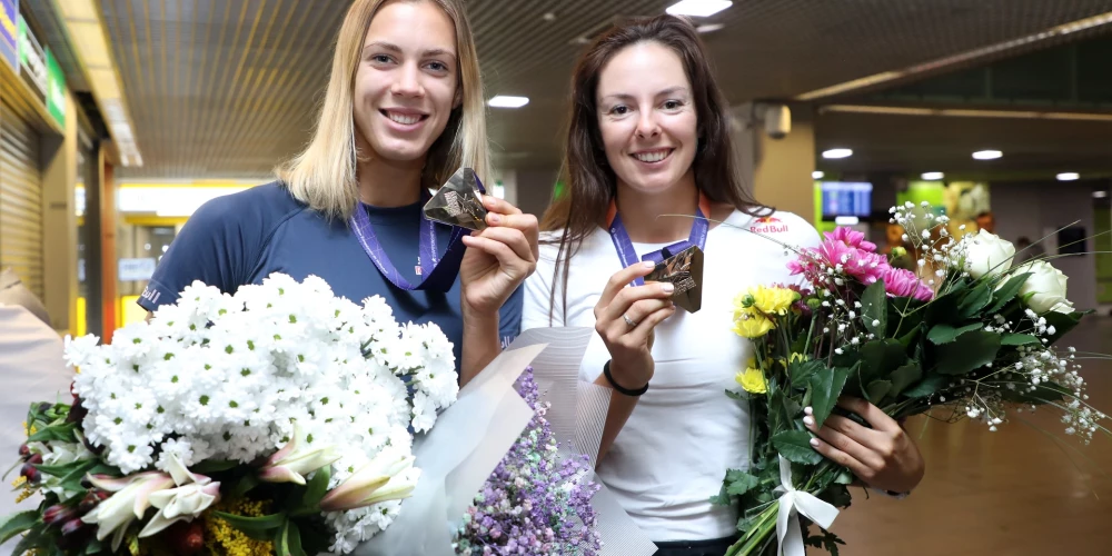 Eiropas čempiones pludmales volejbolā Tīna Graudiņa un Anastasija Kravčenoka lidostā "Rīga".