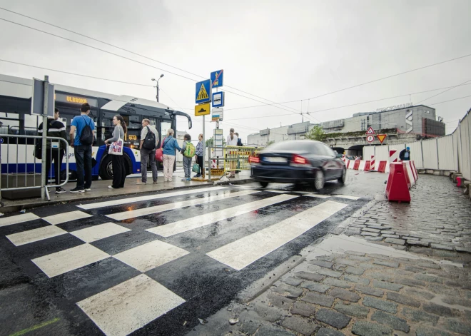 FOTO: Rīgas centrā būtiski mainīta gājēju plūsmas organizācija; izveidotas jaunas pārejas