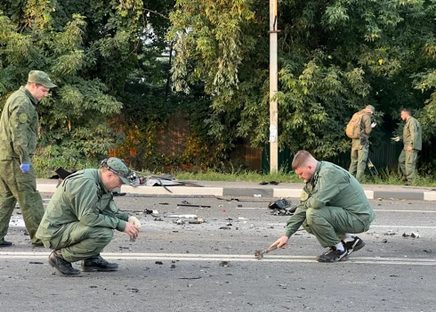 Izmeklētāji strādā vietā, kur notika sprādziens automašīnā, kuru vadīja Daria Dugina, prezidentam Vladimiram Putinam pietuvināta Krievijas ideologa Aleksandra Dugina meita.