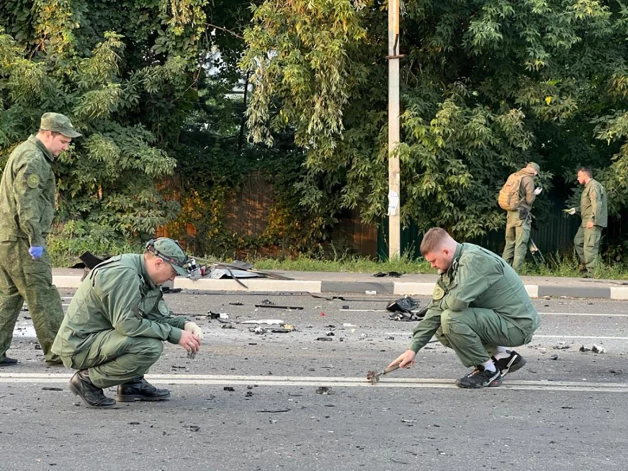 Izmeklētāji strādā vietā, kur notika sprādziens automašīnā, kuru vadīja Daria Dugina, prezidentam Vladimiram Putinam pietuvināta Krievijas ideologa Aleksandra Dugina meita.