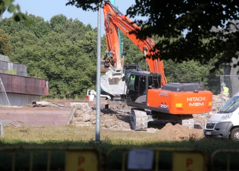 ФОТО, ВИДЕО: в Парке победы идет демонтаж постамента памятника
