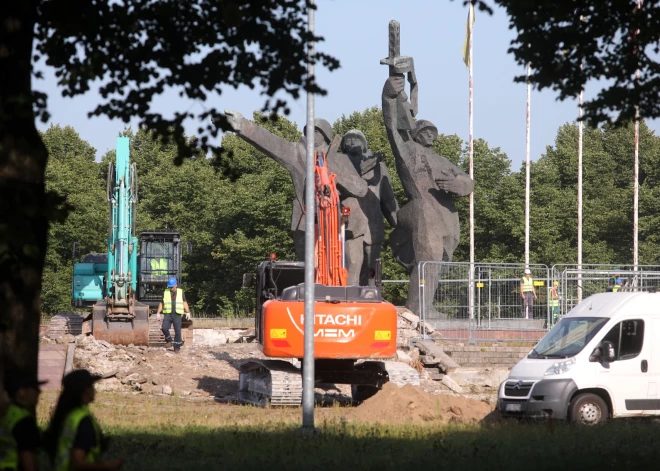 Sākusies Uzvaras parkā esošā pieminekļa postamenta demontāža