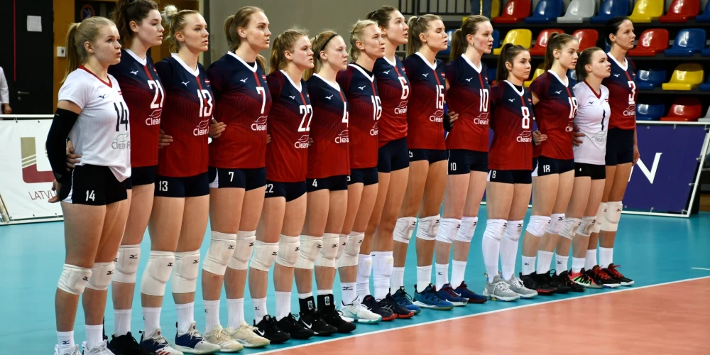 Latvijas sieviešu volejbola izlase pirms 2021.gada Eiropas čempionāta kvalifikācijas turnīra spēles pret Slovēnijas valstsvienību Daugavpils Olimpiskajā centrā.