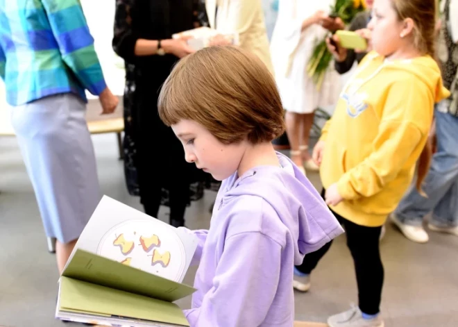 Украинские дети готовятся к учебе в школах Латвии: жителей призывают жертвовать на это средства