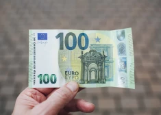 Eiro vērtībai pret dolāru 20 gados zemākais līmenis