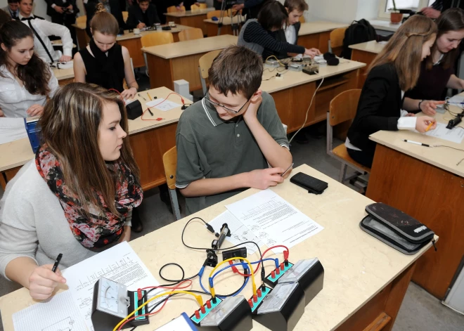 Кабмин Латвии призывают немедленно ввести обязательный экзамен по естественным наукам в школах