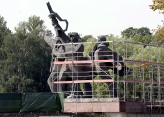 Sākusies Uzvaras parkā esošā pieminekļa postamenta demontāža.