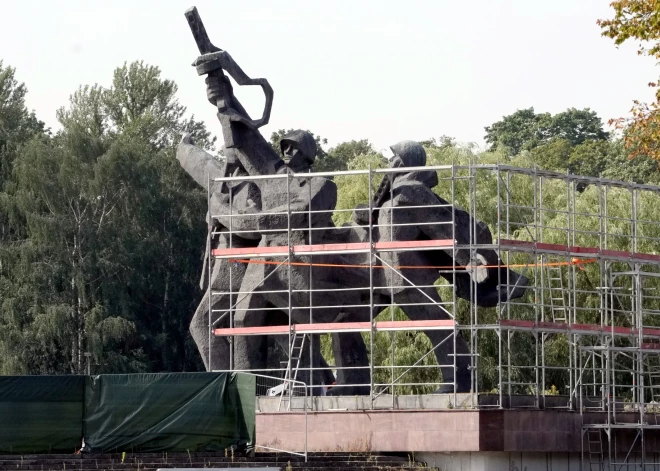 Sākusies Uzvaras parkā esošā pieminekļa postamenta demontāža.