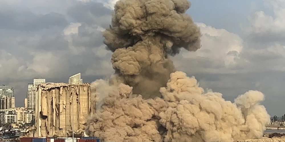 Libānas galvaspilsētas Beirūtas ostā sabrukusi 2020. gada lielajā sprādzienā bojāto graudu tvertņu ziemeļu daļa.