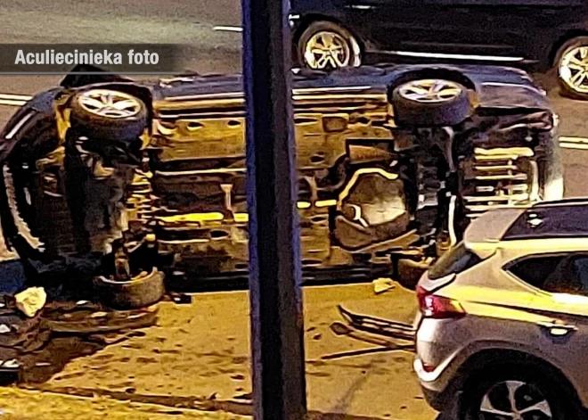 В Пурвциемсе женщина врезалась в припаркованные на обочине машины, а затем пыталась сбежать