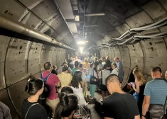 Lamanša tuneļa vilcienu skar tehniskas problēmas; pasažieri gaida evakuāciju piecas stundas