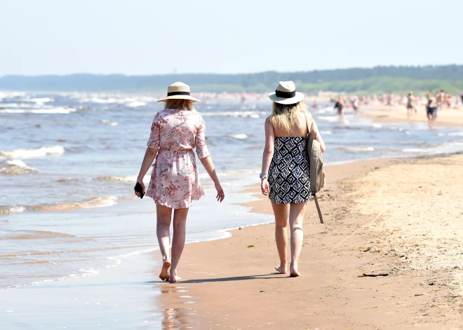 Под влиянием прибрежного ветра на пляжах Рижского залива холодная вода