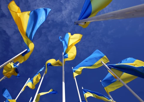Ukrainas karogi skvērā pie Rīgas Kongresu nama.