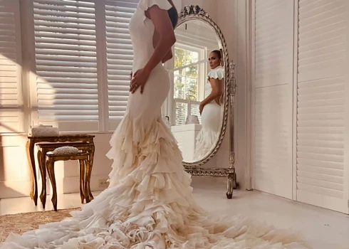 Dženiferai Lopesai kāzās bija trīs pēc pasūtījuma darinātas līgavas kleitas. FOTO