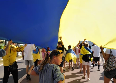 Demonstranti piedalās gājienā "Promenade des Anglais" Nicā, Francijas dienvidaustrumos, 2022.gada 24.augustā, kara plosītās Ukrainas neatkarības dienā un Krievijas iebrukuma sākuma sešu mēnešu gadadienā. - Sešus mēnešus pēc tam, kad Krievija iebruka Ukrainā, Ukrainas prezidents Volodimirs Zelenskis 2022. gada 24. augustā apliecināja, ka viņa valsts cīnīsies "līdz galam", lai atgūtu visu savu teritoriju, runājot Ukrainas neatkarības gadadienā.