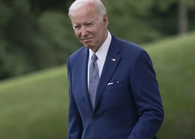 Baidens paziņo par palīdzības programmu studentu kredītu ņēmējiem