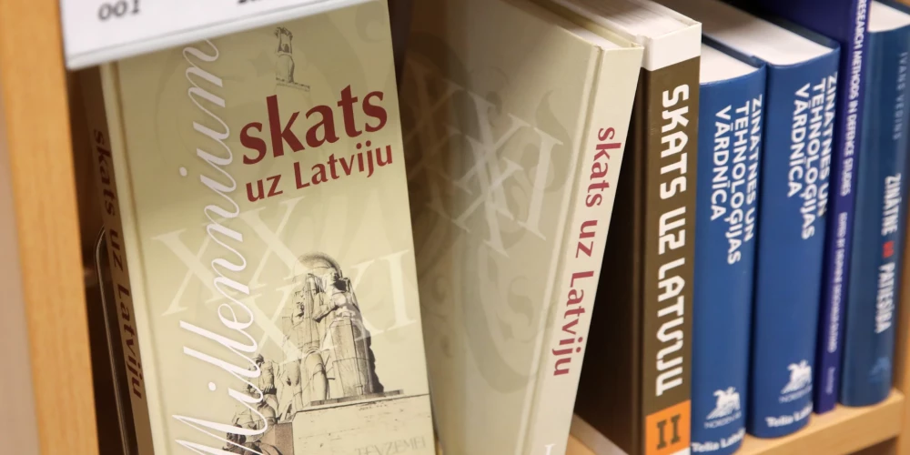 Bibliotēkas grāmatu plaukts. 