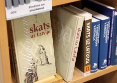 Bibliotēkas grāmatu plaukts. 