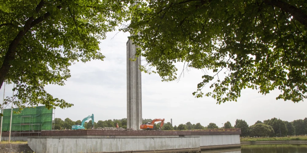 Sāksies Uzvaras parkā esošā pieminekļa pēdējā elementa - obeliska - demontāža