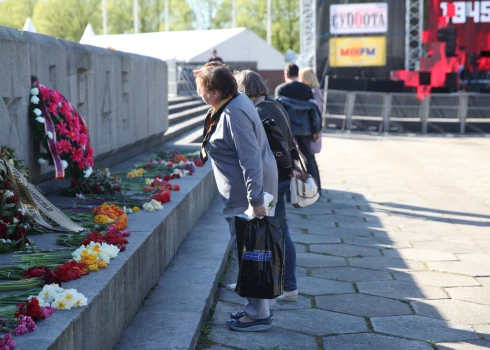 Cilvēki pulcējas uz biedrības "9.maijs.lv" rīkoto 2. Pasaules kara piemiņas pasākumu Uzvaras parkā.