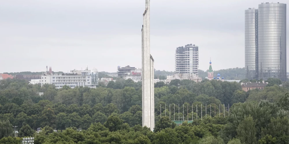 Обелиск перед демонтажем 
