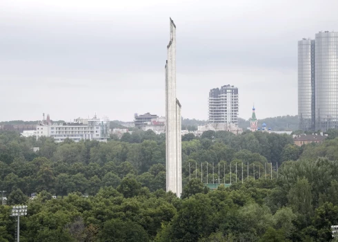 Обелиск перед демонтажем 