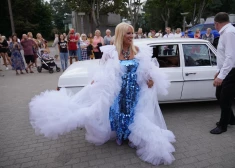 Krāšņi tērpi, balts mersedess un sarkans paklājs - Jūrmalā ar vērienu izskan Olgas Rajeckas lielkoncerts. FOTO un VIDEO