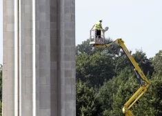 Pieminekļa kompleksa brucināšanas darbi sākti otrdien, 23.augustā, no rīta. Otrdien pēcpusdienā būvnieki zemē nogāza trīs padomju karavīru bronzas statujas, savukārt trešdien īsi pēc plkst.9 krita arī sievietes tēla statuja.